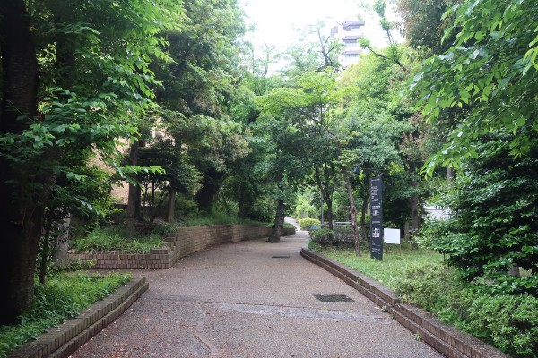 神谷町駅から泉屋博古館への道