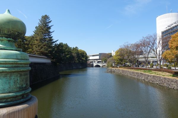 平川橋から近代美術館を望む