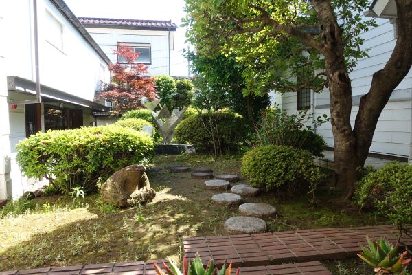 河鍋暁斎記念美術館中庭